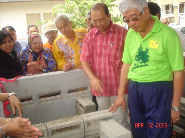 YB Tuan Phee Boon Poh meninjau projek membuat kompos di Pasar Bagan Ajam pada 12-4-2009